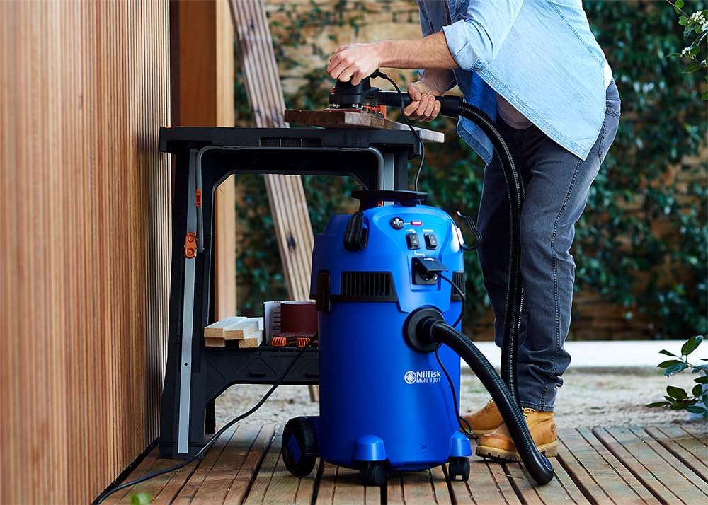 Nilfisk Multi II 30L T Nass Trockensauger mit Steckdose - Staubsauger für Werkstatt, Haus, Garten und Auto (1400 W)