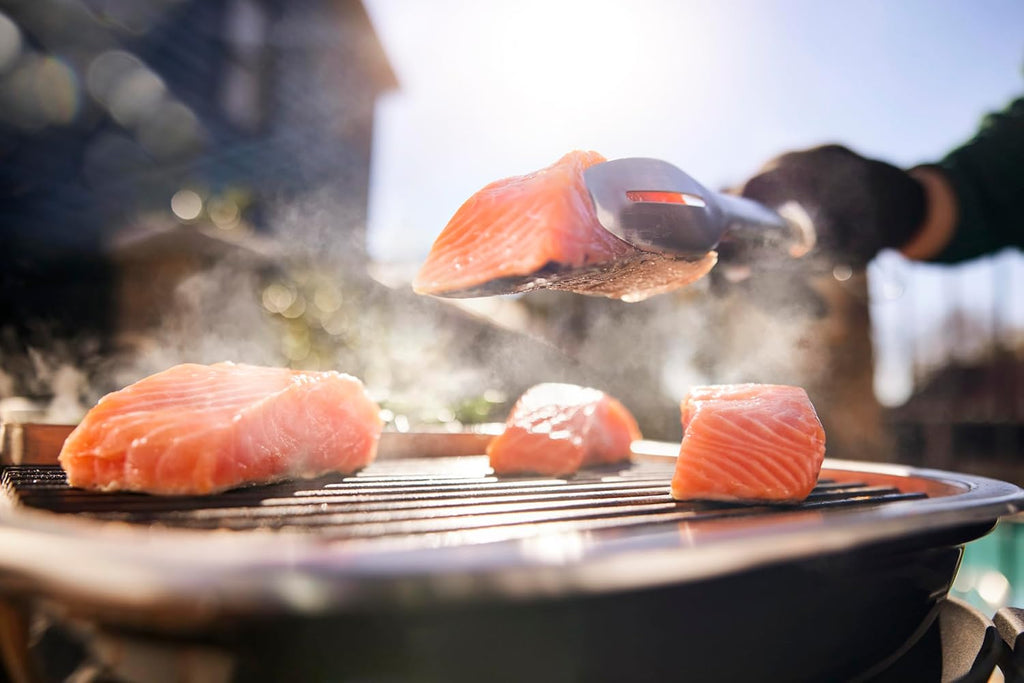 Weber Lumin Compact Tragbarer Kompakter Elektrogrill, Bis zu 315 °C, mit Deckelthermometer, Porzellanemaillierte Gusseisenroste, 43 x 32 cm Grillfläche, Schwarz (1502044)