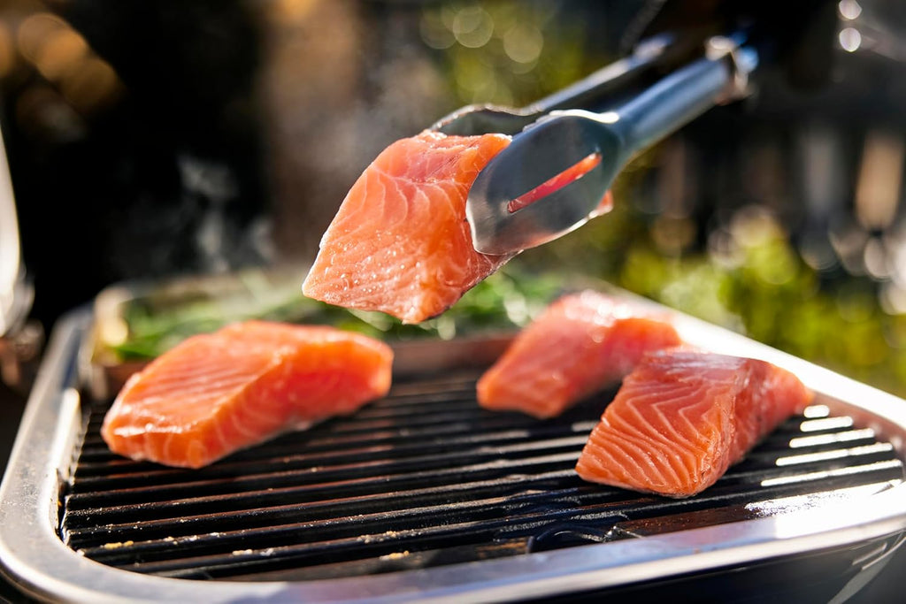Weber Lumin Compact Tragbarer Kompakter Elektrogrill, Bis zu 315 °C, mit Deckelthermometer, Porzellanemaillierte Gusseisenroste, 43 x 32 cm Grillfläche, Schwarz (1502044)