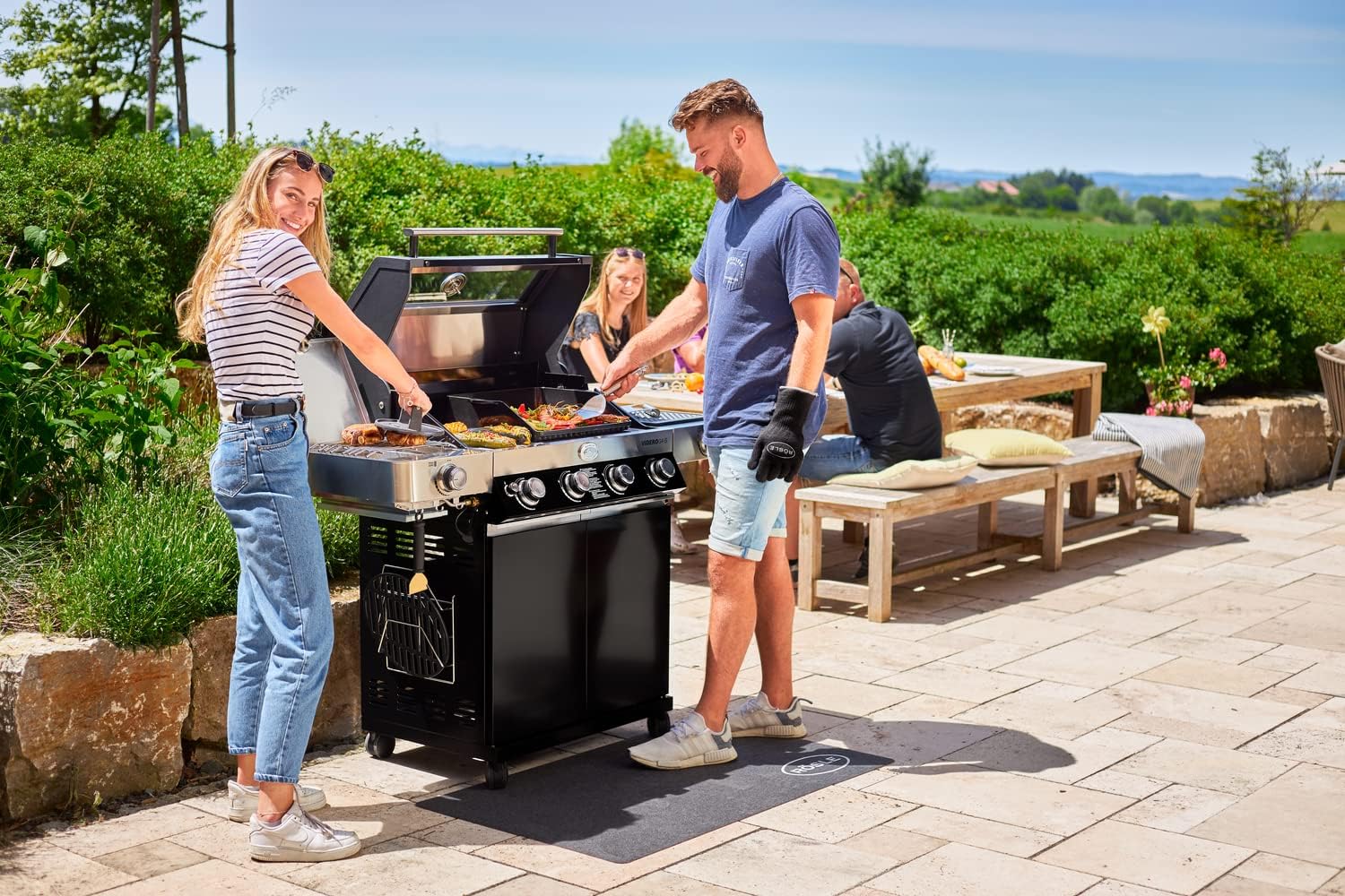 RÖSLE Gasgrill BBQ-Station VIDERO G4-S Schwarz, Grill mit 4 Edelstahlbrennern, extra Primezone und Seitenbrenner, klappbare Seitentische, VARIO+, pulverbeschichteter Stahl | Primezone Extra Seitenbrenner, klappbare Seitentische, Vario+System, pulverbeschi