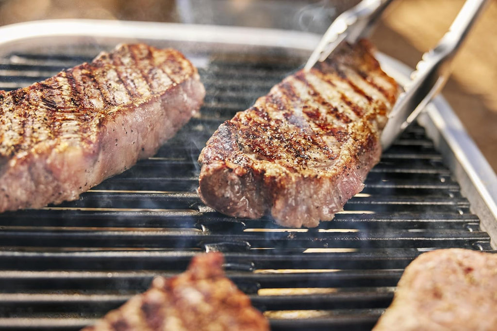 Weber Lumin Compact Tragbarer Kompakter Elektrogrill, Bis zu 315 °C, mit Deckelthermometer, Porzellanemaillierte Gusseisenroste, 43 x 32 cm Grillfläche, Schwarz (1502044)