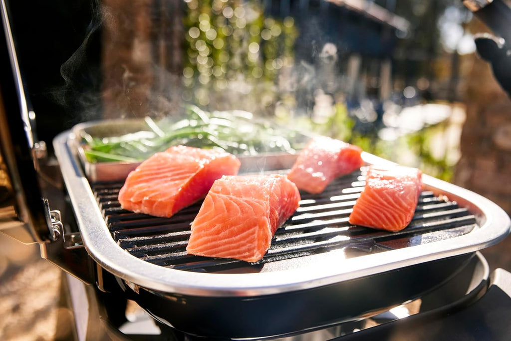 Weber Lumin Compact Tragbarer Kompakter Elektrogrill, Bis zu 315 °C, mit Deckelthermometer, Porzellanemaillierte Gusseisenroste, 43 x 32 cm Grillfläche, Schwarz (1502044)
